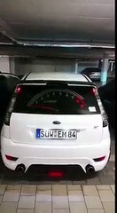 Il a installé un compte-tours fonctionnel sur la lunette arrière de sa voiture