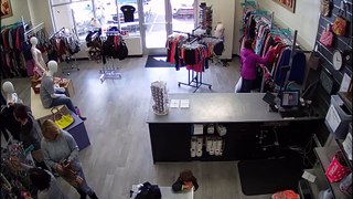 Une automobiliste fonce dans un magasin et percute deux femmes (États-Unis)