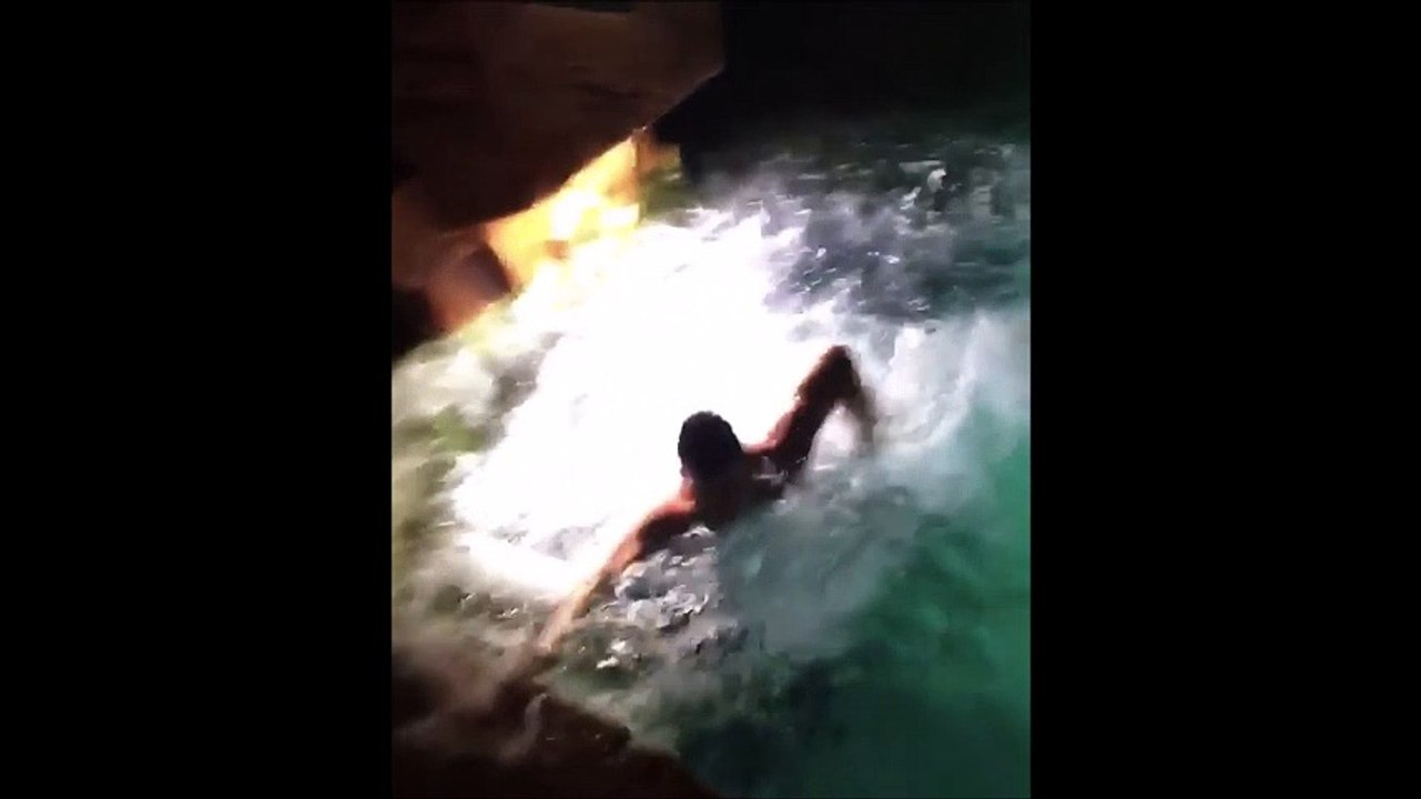 Un mec bourré regrette immédiatement d'avoir sauté dans une piscine remplie de requins