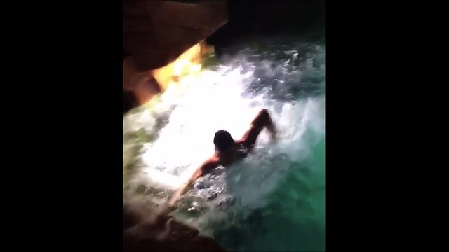 Un mec bourré regrette immédiatement d'avoir sauté dans une piscine remplie de requins