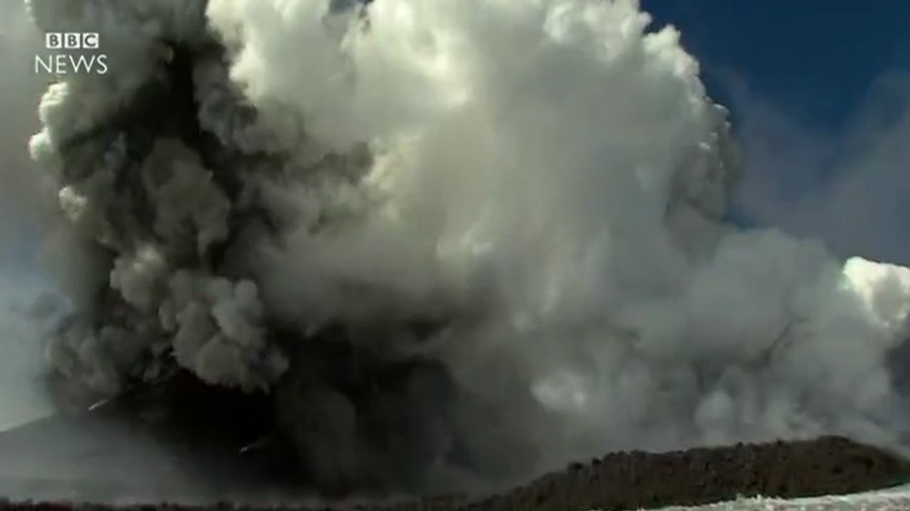 Des journalistes de la BBC sous une pluie de lave