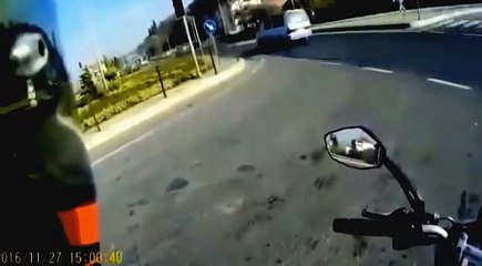 2 MOTARDS decident de se tirer la bourre pour un ca sera la dernière fois!