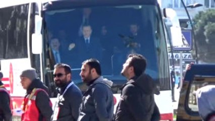 Cumhurbaşkanı Erdoğan Halkı Selamladı