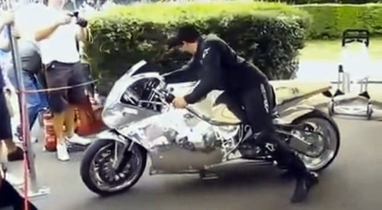 2017 MOTO avec MOTEUR d'hélicoptère ! Inédit