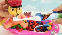 Aprender los Colores y a Contar de la Pata de la Patrulla de la Hora del Baño del Bebé Muñeca Jugando con Caramelos Pez y el arco iris