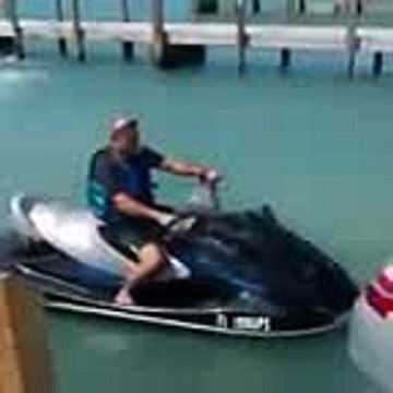 Un jet-ski tracte une voiture tomber dans l'eau !