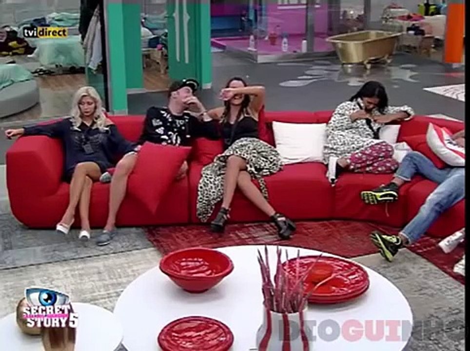 Liliana SS5 provoca a Vânia S5 com dança sensual e puxão nos cabelos