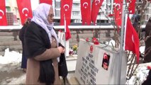 Şehit Annesi, Oğlunun Sembolik Mezarında Dua Etti