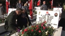 Adana'da Şehitlikler Ziyaretçi Akınına Uğradı