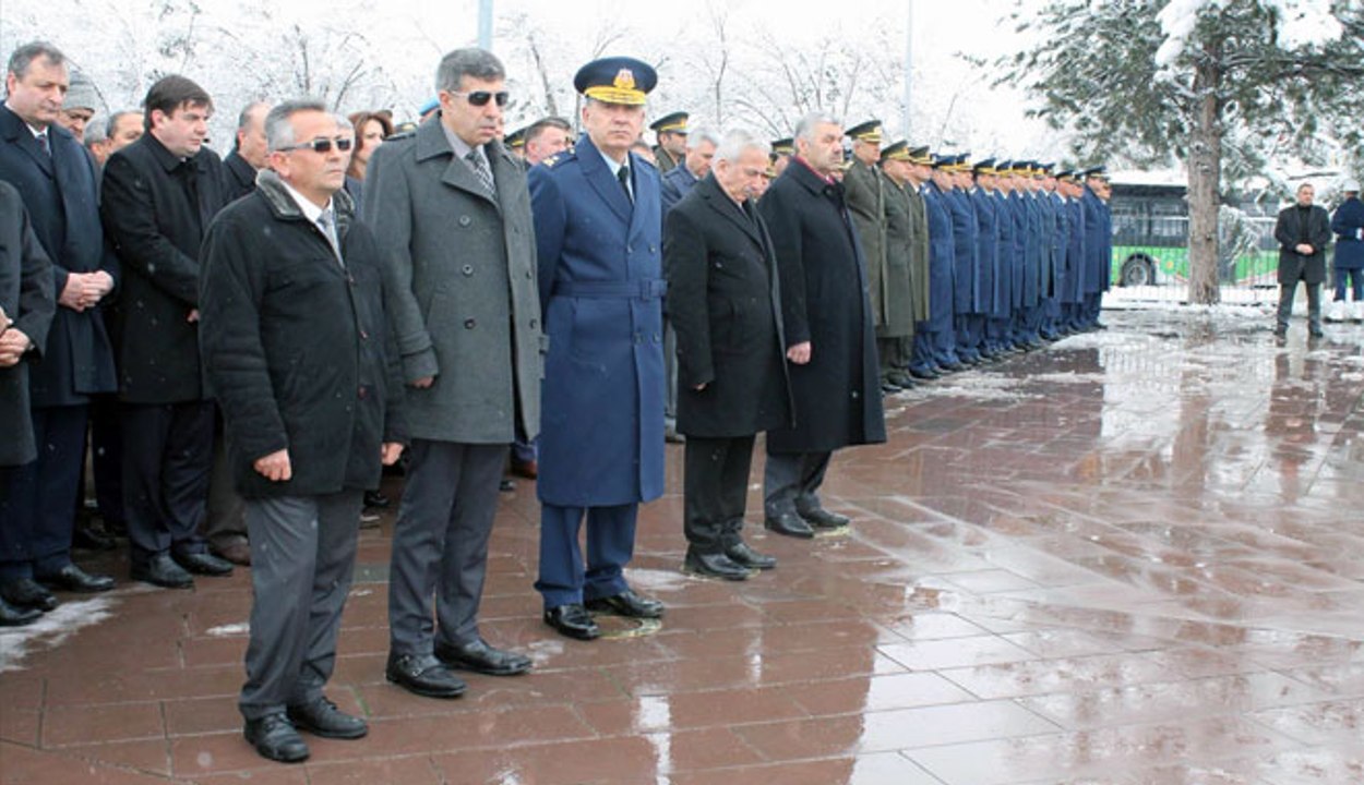 18 MART ŞEHİTLERİ ANMA GÜNÜ´NDE ŞEHİT ANALARI YAVRULARI İÇİN DUA ETTİ.