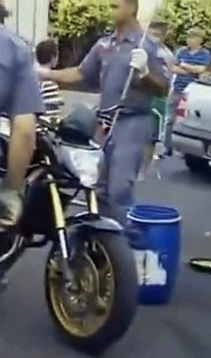 un motard ressent une vive piqûre il s'arrete avant de s'évanouir regardez ce quils ont trouvé