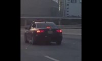Une femme fait du twerk sur une voiture en marche !