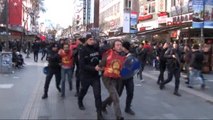 Ankara'da Bildiri Dağıtan Grupla Polis Arasında Arbede Çıktı