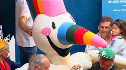 Cientos de sevillanos cantan con Curro en el XXV aniversario de la Expo'92