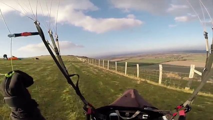 Ce parapentiste en quête de sensations fait du rase-motte à toute vitesse.