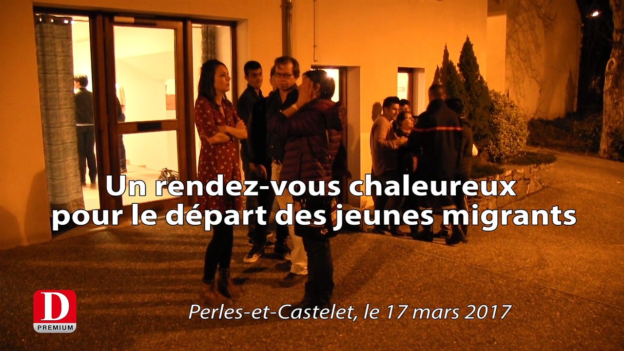 Un repas de l'amitié avant le départ des jeunes migrants afghans, à Perles-et-Castelet (Ariège)