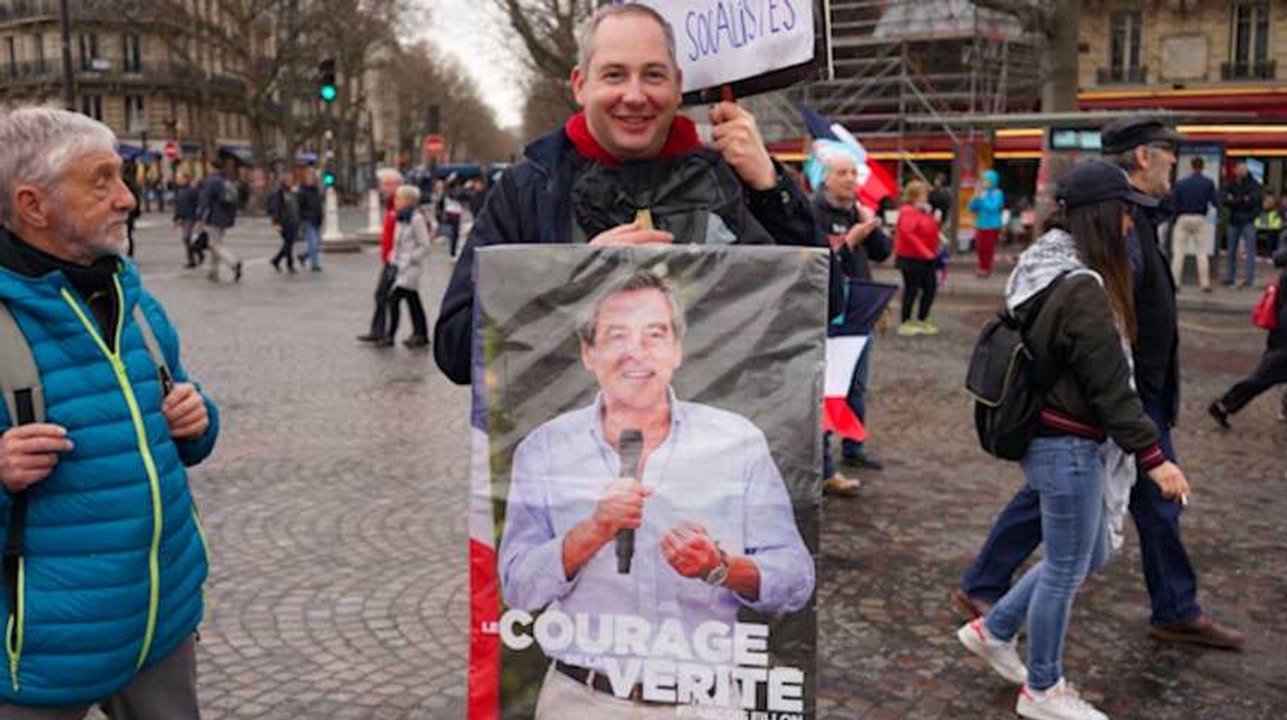 Un mélenchoniste brandit une affiche de... François Fillon