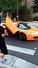 Un skateur se venge en explosant le pare-brise d'une McLaren 12C !
