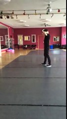 Foi pego de surpresa  pela amiga (canta demais)