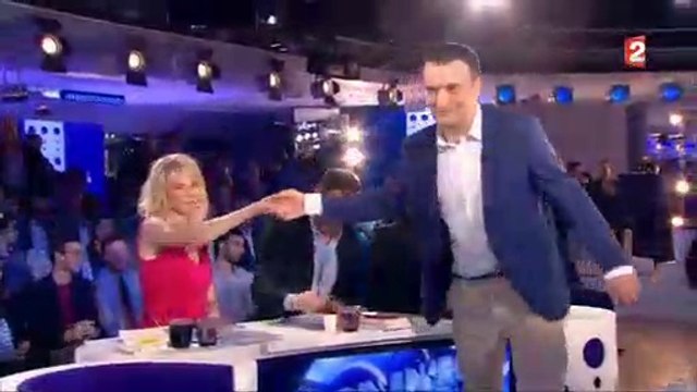 Clémentine Célarié refuse de serrer la main de Florian Philippot dans On n'est pas couché