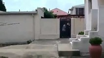 Trois cambrioleurs essayant d'entrer dans une propriété sont pris en flag