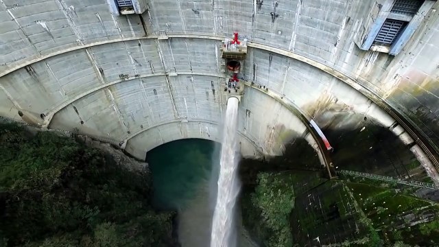 TOP 10 EMERGENCY WATER DISCHARGE _ MILLIONS OF CUBIC METERS OF WATER MERGE WITH THE DAMS