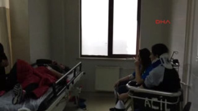 Ağrılı Kadın Futbol Takımını Taşıyan Minibüs Kaza Yaptı 14'ü Futbolcu 18 Kişi Yaralandı