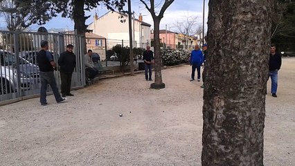 Le monsieur d'un certain age paul, assis le commissaire,hamiche,robert,ago,et MR le président