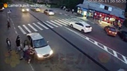 Il détruit une voiture à mains nues et se fait tirer dessus en Russie !