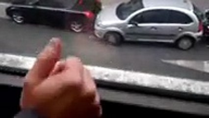 Une femme n'hésite pas à emboutir deux voitures pour faire son créneau !