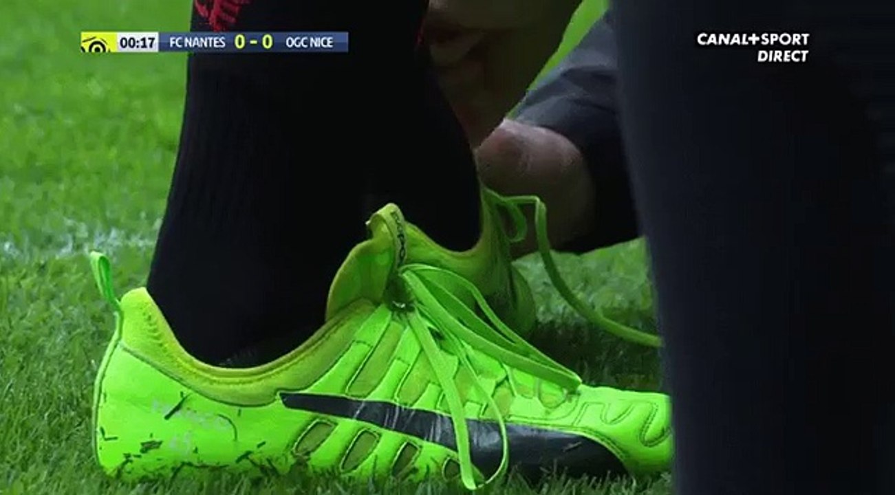 Quand Balotelli a besoin du staff pour faire ses lacets !