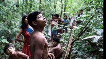 【衝撃】野生動物に母乳を与えて育てるアマゾンの部族