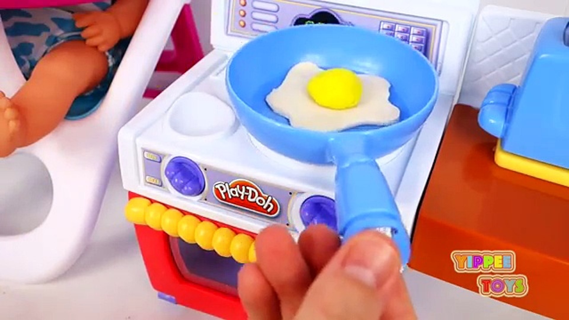 ⁣Baby Dolls Twin Babies Lil Cutesies Doll Eating Play Doh Food Cooked for Breakfast Toy Vid