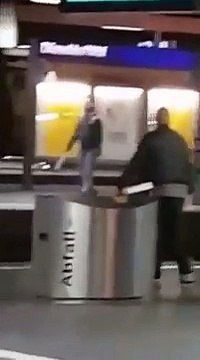 Shikoni momentin kur kosovari sulmon me sëpatë 9 persona në Dusseldorf