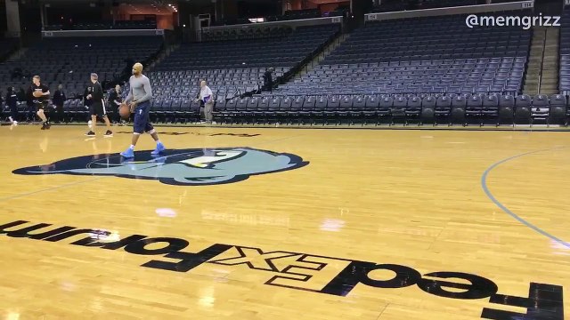 A 40 ans, Vince Carter enchaîne tir du milieu de terrain et 360 !