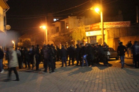 Suriyelilerin Karıştığı Kavga İlçeyi Ayağa Kaldırdı! 500 Vatandaş Suriyelilerin Evini Taşladı