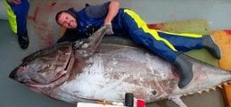 Homem pesca peixe gigante sem vara de pescar