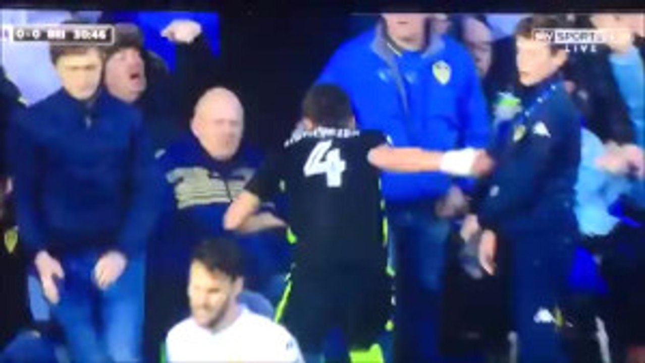 Rakip Takım Taraftarlarının Arasına Düşen Oyuncu Adeta Dayak Yedi