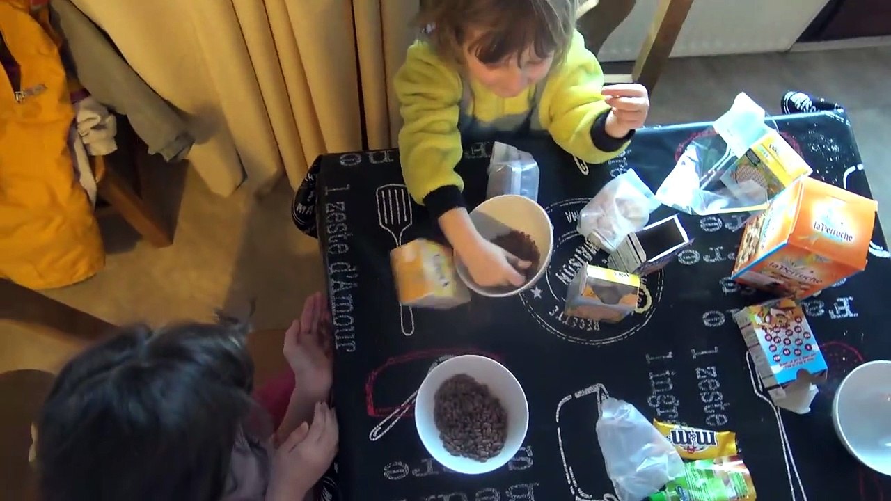 SEL ET POIVRE BOTTLE FLIP CHALLENGE !  -) • 7 Jours Fous au Ski • #7 - Studio Bu