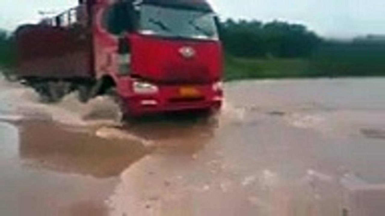 ce camion va disparaître en 30 seconde plouf le camion !