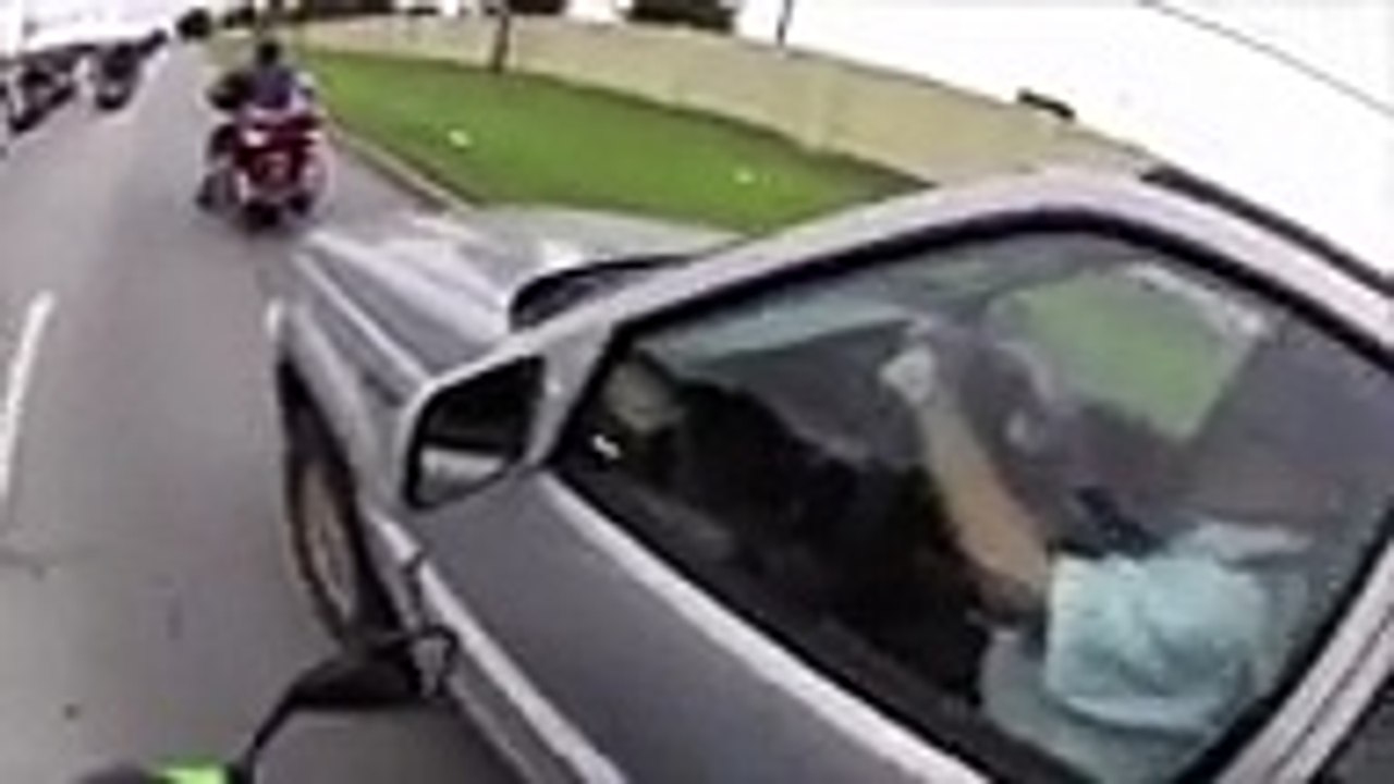 Un petit malin tente de forcer le passage d'un cortège de motards,Regardez comment cela va se termine !