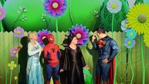 El Comodín roba las maracas a Spiderman Superhéroe Amigos y Villanos