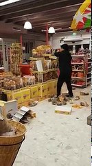 Pris d'une rage soudaine, il saccage les œufs de Pâques dans un grand magasin