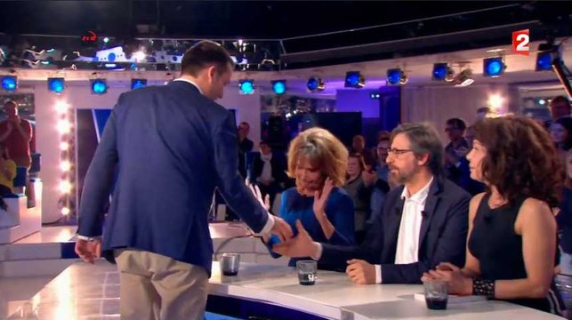 Clémentine Célarié refuse de serrer la main à Florian Philippot dans ONPC