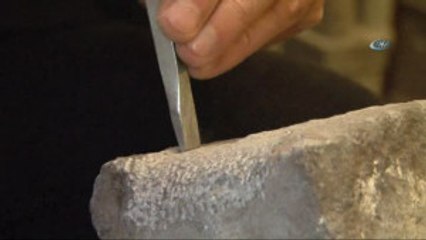 Kahvede Oturmayı İçine Sindiremedi, Taşlara Tarihi Kazıdı