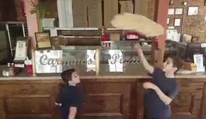 Il n'y a pas d'âge pour un petit tour de pizza!