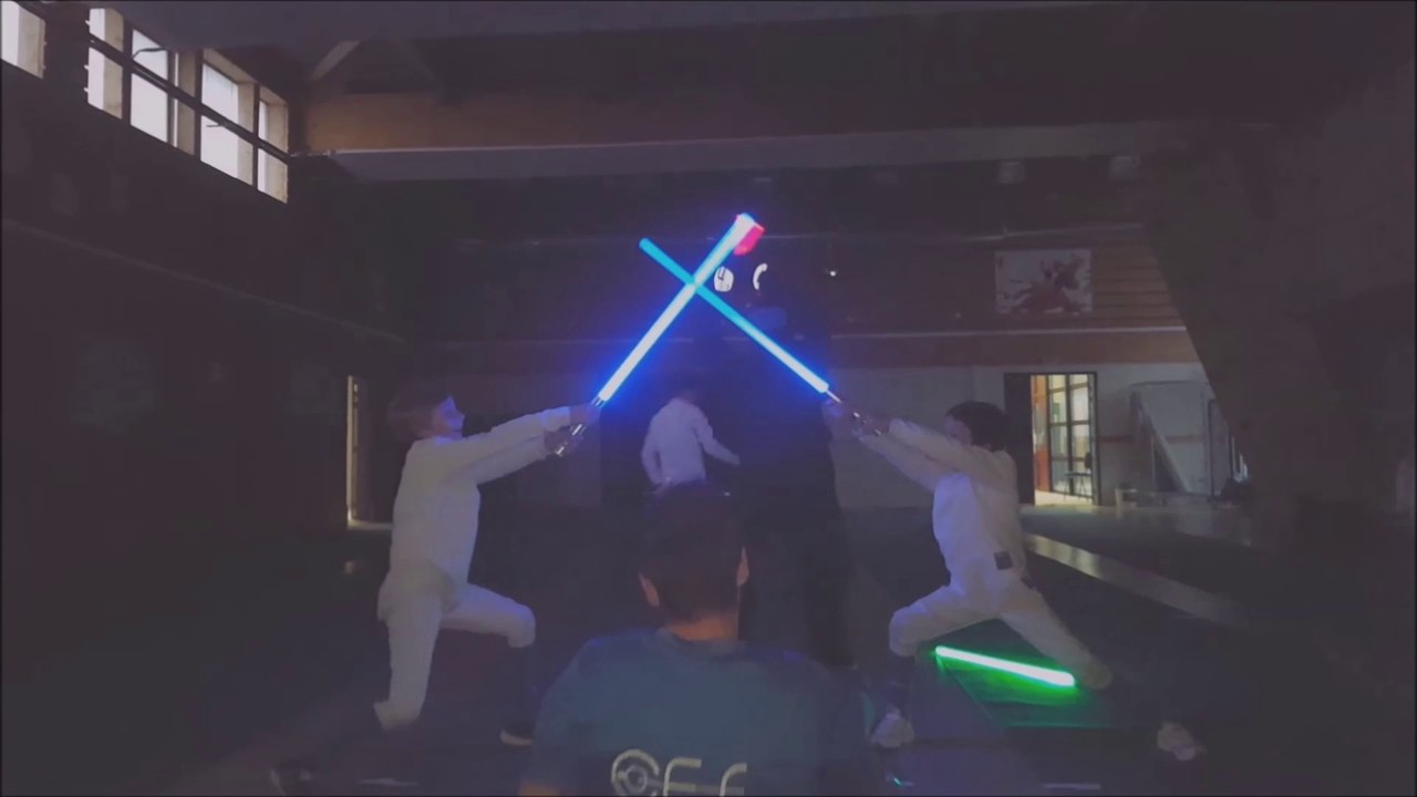 EPISODE II : Le Courage Des Clones ( sabre laser )
