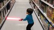 Un enfant détruit un magasin avec un Sabre Laser ! Le fils de Luke !