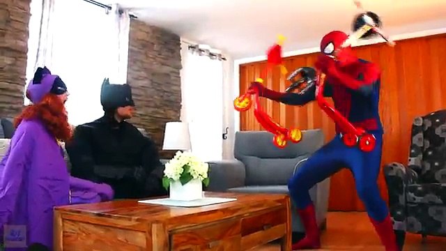 Spiderman vs Catwoman vs Batman & Batgirl! Batman is Kidnapped! Fun Superhero Movie!