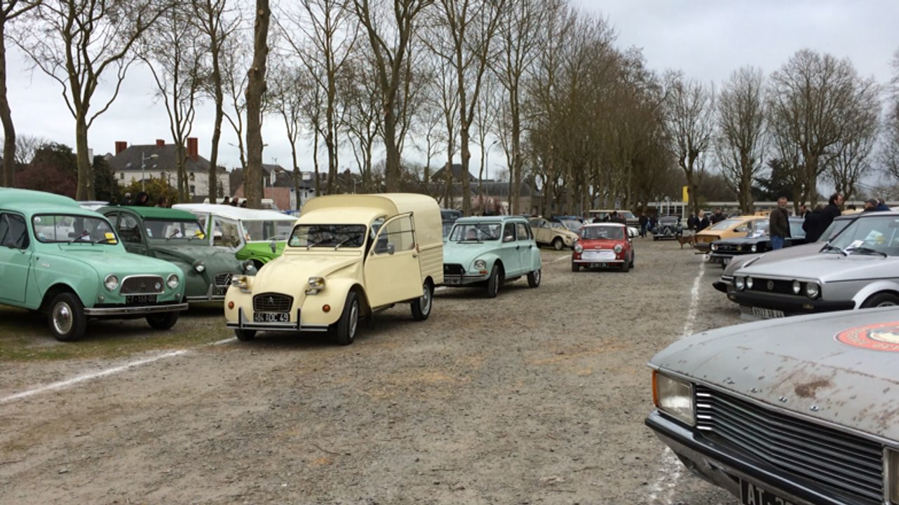 Les vieilles voitures paradent